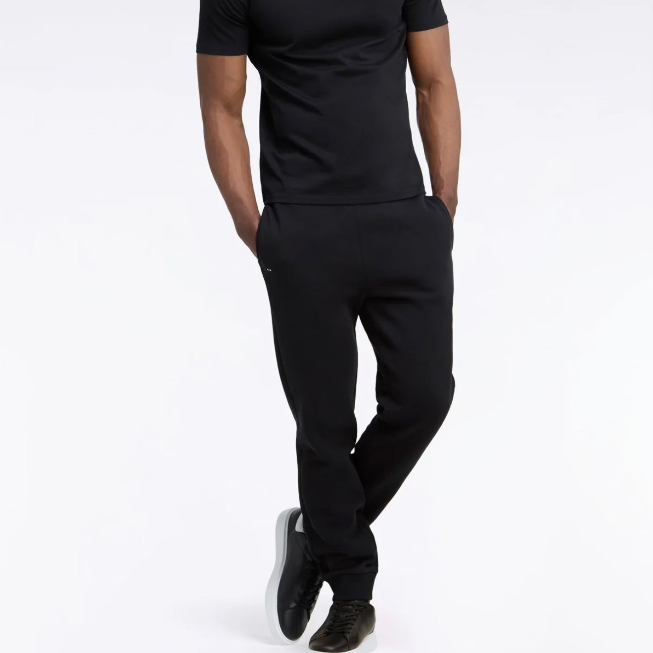 https://ausoni.swiss/products/jogging-uni-en-molleton-coton-noir-coupe-droite-noir